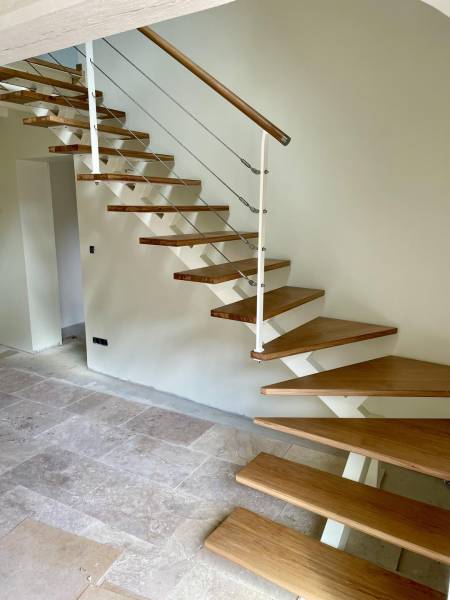 Entreprise fabricant spécialisée en pose d'escaliers secteur Rouen 76 : Escalier métallique sur-mesure et marches en chêne massif
